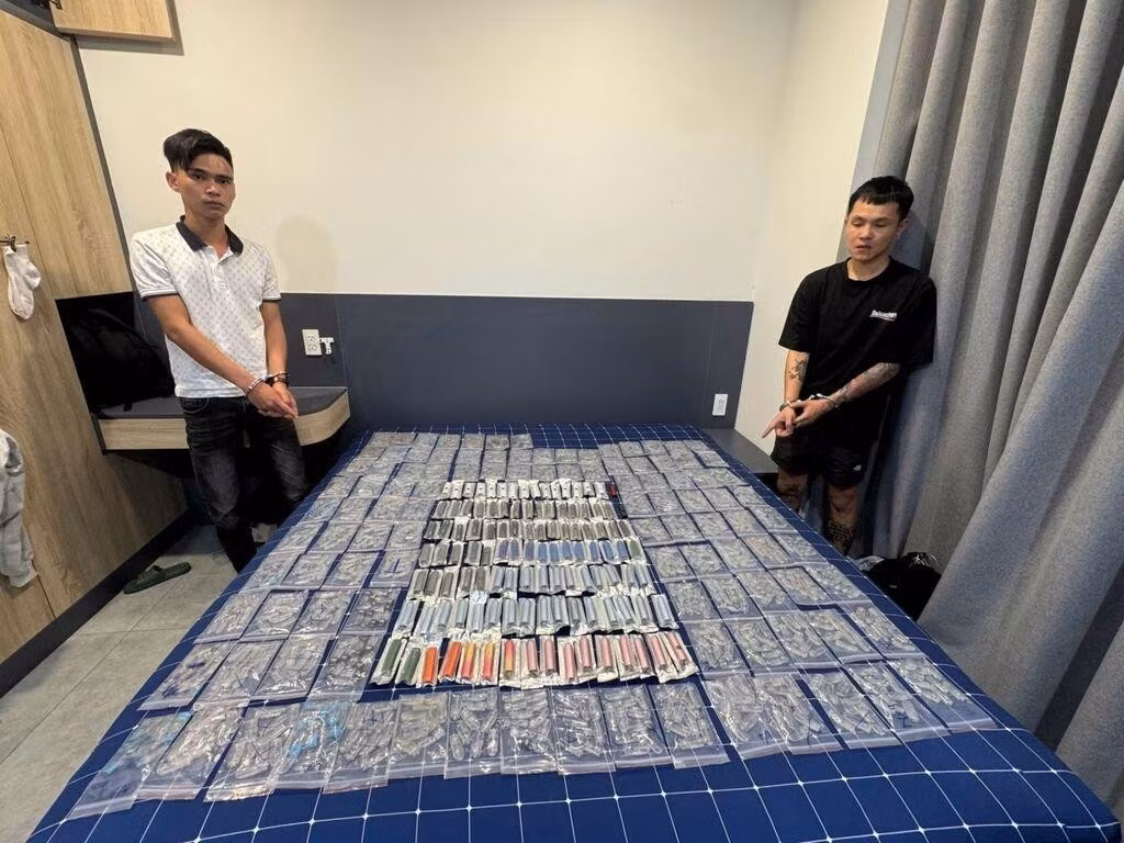 Các đối tượng và tang vật.