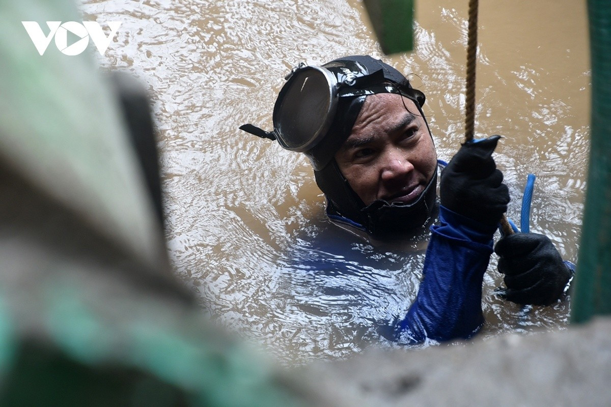 Anh Trường – Thợ lặn tại dự án cầu Tứ Liên chia sẻ: "Công việc của tôi là xuống hố móng, vận hành máy hút để bắn xói và bơm cát lên bờ nhằm đảm bảo đúng cao độ quy định. Tết chúng tôi xác định là làm xuyên suốt chia nhau về nhà vài hôm rồi quay ra làm tiếp ngay để kịp tiến độ".