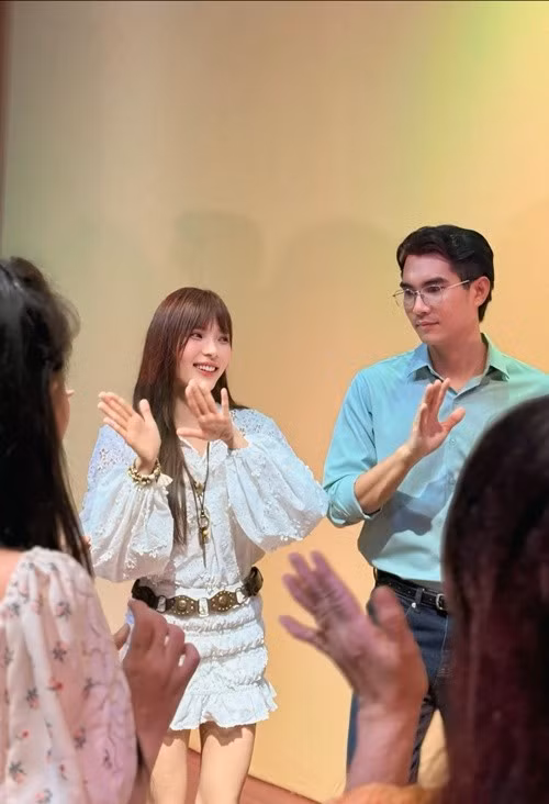 Thúy Diễm còn đóng kịch. Gần đây, nữ diễn viên chia sẻ hình ảnh tham gia vở Chạy đến ngày hôm qua. Ảnh: FB Thúy Diễm.