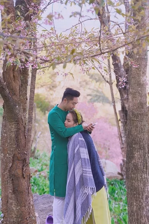 Thanh Duy yêu thầm Diễm Hương trong 5 năm. "Dành hẳn 5 năm nghiên cứu, quan sát và yêu thích một người thì bạn sẽ biết cách yêu thương họ", Diễm Hương trải lòng về bạn đời. Ảnh: FB Diễm Hương.