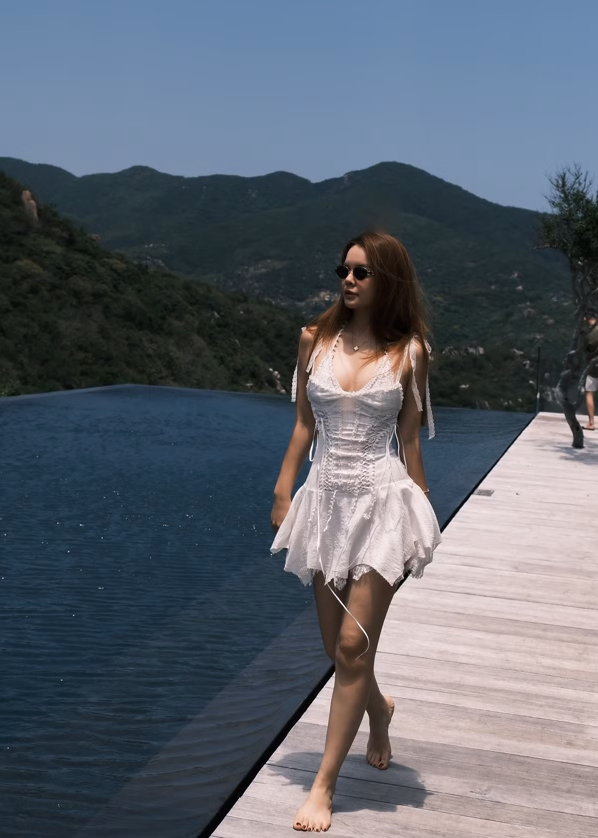 Nữ ca sĩ giấu danh tính và ảnh cận mặt bạn trai. Ảnh: FB Phạm Quỳnh Anh.