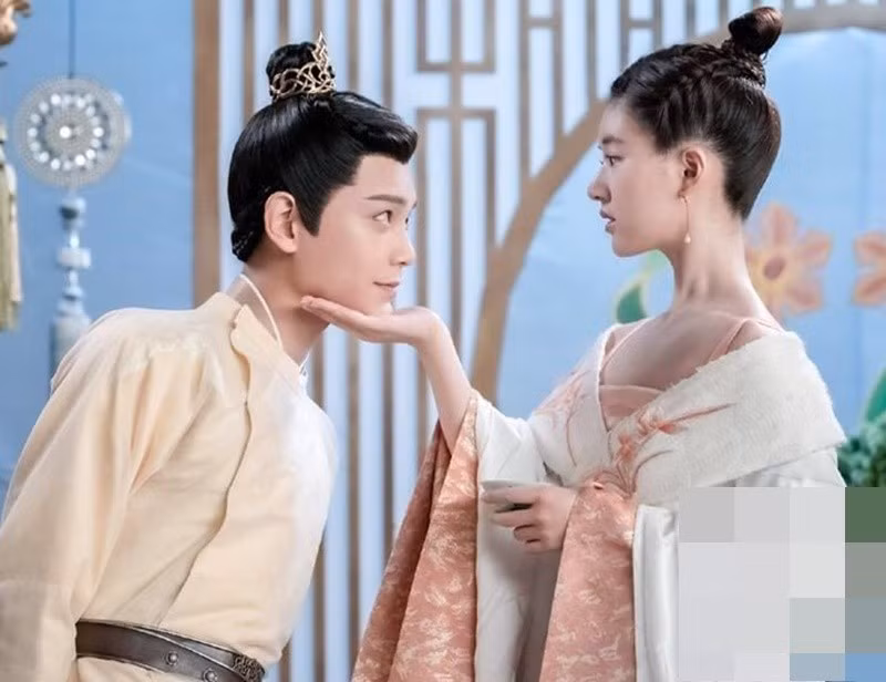 Đa số các nhân vật của Triệu Lộ Tư xuyên không từ hiện tại về quá khứ. Bởi vậy, cô được mệnh danh là mỹ nhân xuyên không. Ảnh: Harper’s Bazaar Việt Nam.