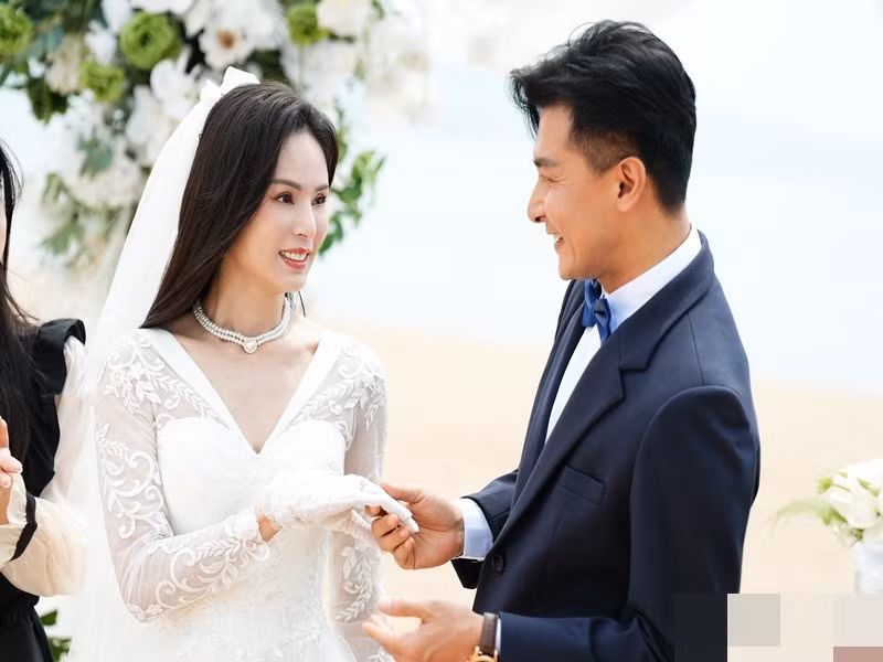 Theo Vietnamnet, cát-sê cho mỗi lần xuất hiện của Lý Nhược Đồng là 800.000 NDT (tương đương hơn 2,6 tỷ đồng). Ảnh: Weibo Lý Nhược Đồng.