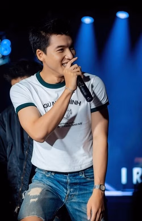 “Tôi không biết như thế nào vì đôi khi bản thân tôi không rõ mình đúng hay sai. Nếu nó phản cảm và làm ảnh hưởng đến mọi người thì tôi rất xin lỗi. Hôm nay, xin phép cho tôi không nhảy vũ đạo đó”, HIEUTHUHAI cho hay. Ảnh: Arttimes.