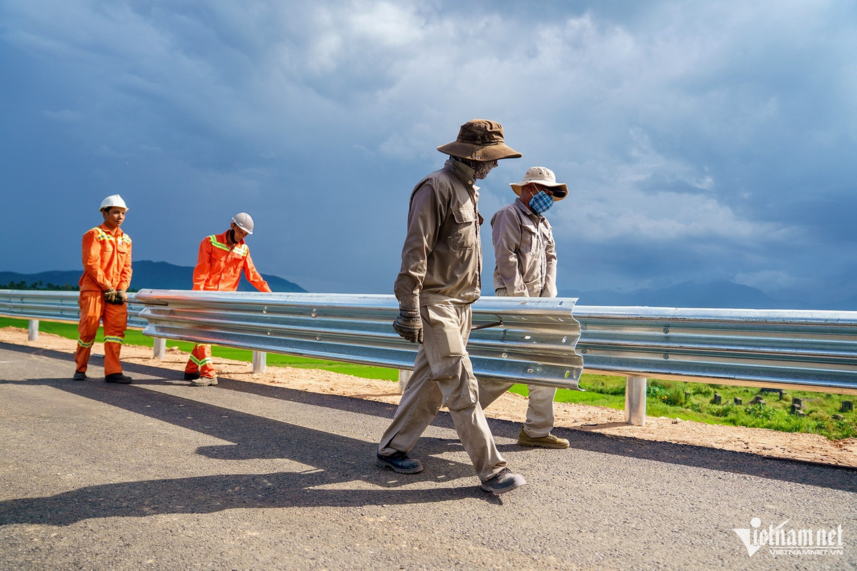 Đại diện liên danh cho biết, để đảm bảo tiến độ, sớm đưa dự án về đích trước hạn, nhà thầu phải huy động thêm nhân lực, thiết bị, tổ chức nhiều mũi thi công.
