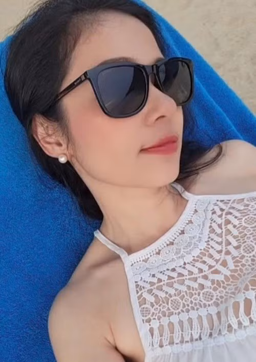 Việt Trinh chuộng phong cách kín đáo. Tuy nhiên, cô thi thoảng vẫn ăn mặc gợi cảm. Ảnh: FB Việt Trinh.