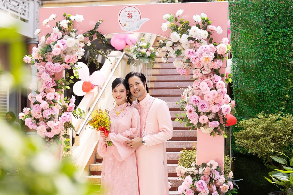 Trên trang cá nhân, Đoàn Minh Tài bày tỏ: "Lần đầu tiên dự lễ Hằng thuận và được là nhân vật chính, Tài mới thật sự hiểu hai chữ vợ chồng. Không chỉ là yêu, mà là cùng nhau tu tập sự nhẫn, sự hiểu và lòng biết ơn, để nắm tay nhau đi trọn một đời bình an". Ảnh: FB Đoàn Minh Tài.