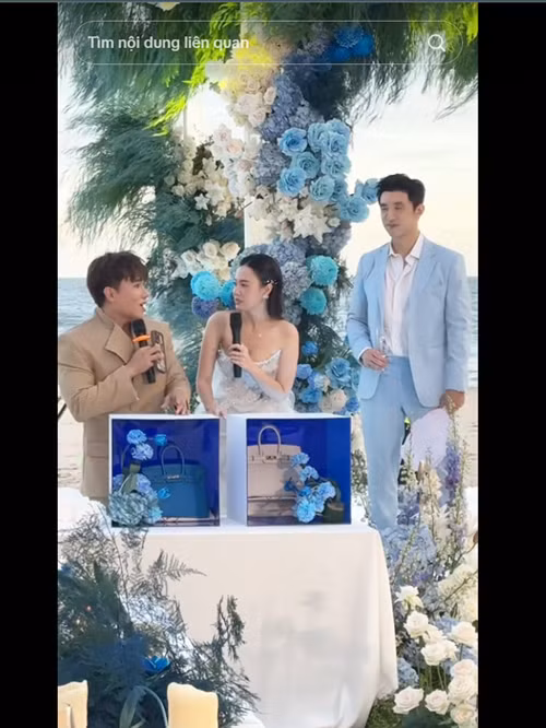 Midu được chồng thiếu gia tặng 2 chiếc túi hàng hiệu. "Lần đầu gặp nhau là ở biển, 1 năm sau cũng ở biển. Nên anh chọn món quà có 2 màu này", Minh Đạt chia sẻ lý do chọn hai chiếc túi màu xanh và trắng. Ảnh: TikTok Tiến Công.