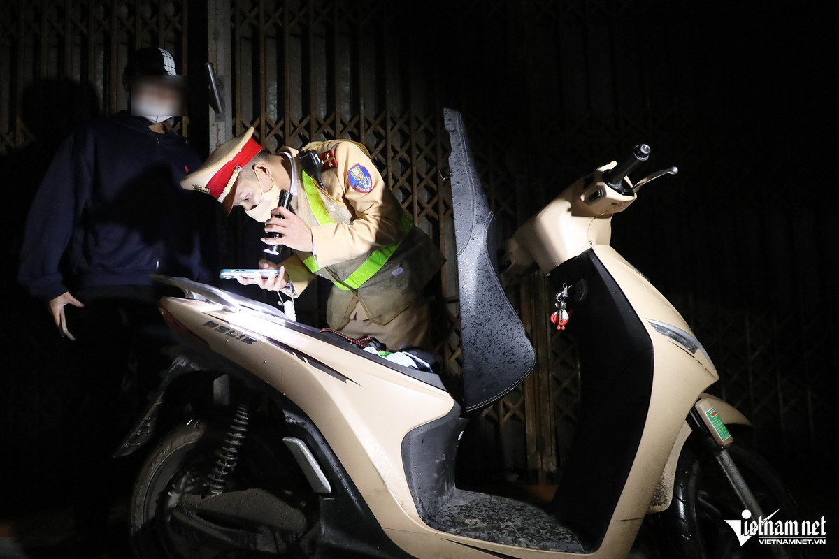 Tổ công tác CSGT đã lập biên bản xử phạt tài xế Q. về lỗi vượt đường ngang khi đèn đỏ bật sáng, cần chắn đang hạ. Với lỗi này, anh Q. sẽ bị xử phạt 900.000 đồng.