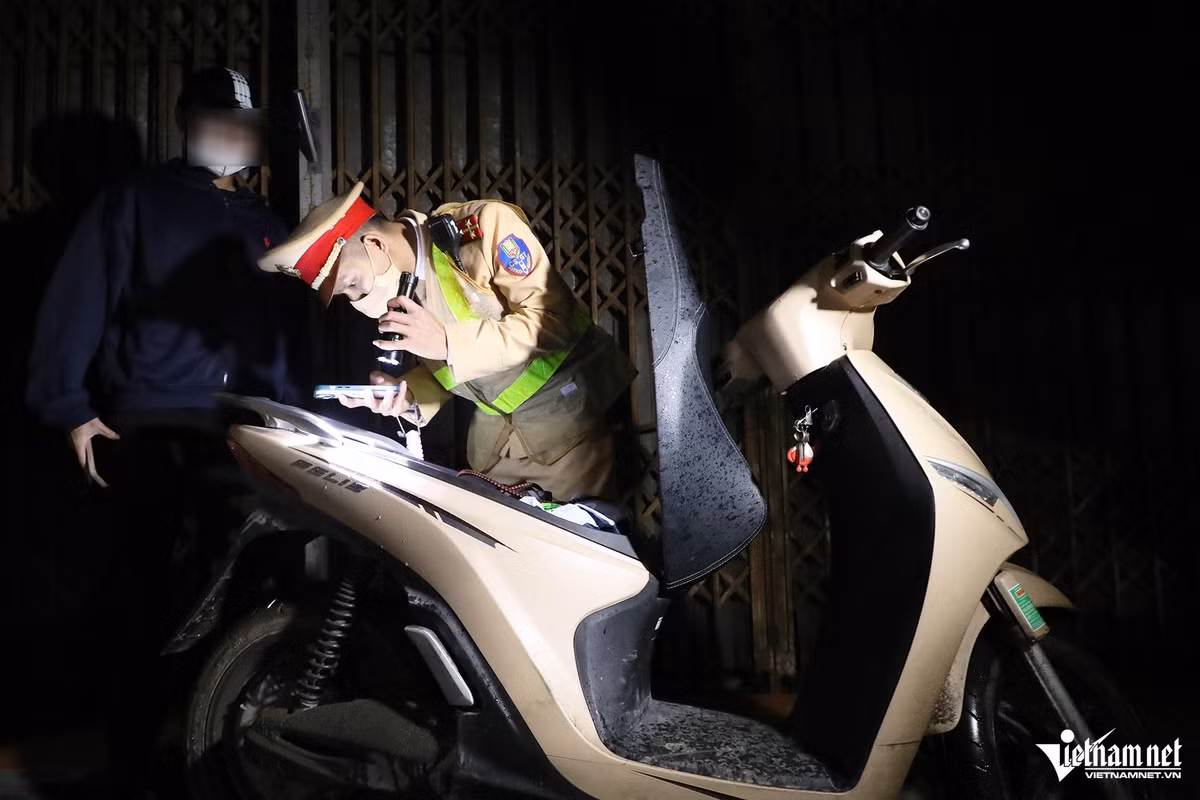 Tổ công tác CSGT đã lập biên bản xử phạt tài xế Q. về lỗi vượt đường ngang khi đèn đỏ bật sáng, cần chắn đang hạ. Với lỗi này, anh Q. sẽ bị xử phạt 900.000 đồng.