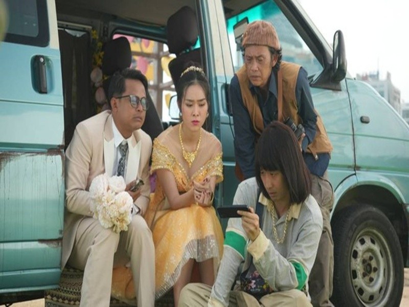 Làm giàu với ma 2 cũng Ra rạp dịp lễ 2/9. Theo Người Lao Động, nội dung phim kể về hành trình đầy bi hài của 5 con người với những toan tính khác nhau nhằm đưa thi thể minh tinh Anh Thư về quê nhà. Đổi lại, hồn ma của cô hứa sẽ trả cho họ chiếc nhẫn kim cương trị giá 9 tỷ đồng. Ảnh: An Ninh Thủ Đô.