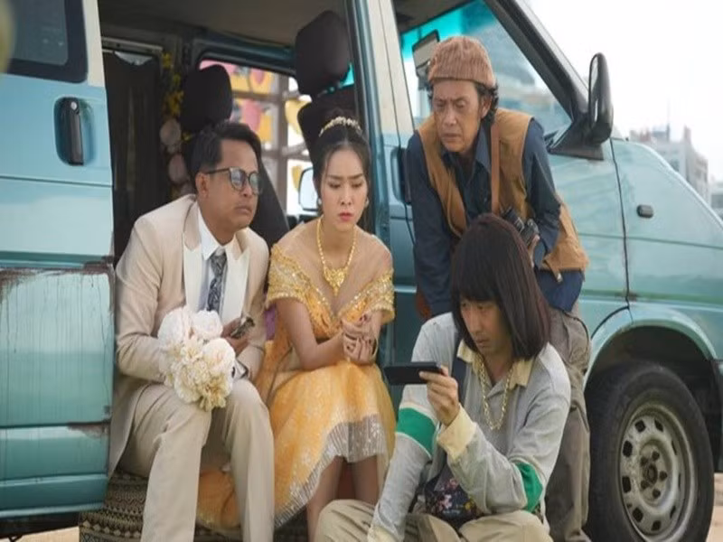 Làm giàu với ma 2 cũng Ra rạp dịp lễ 2/9. Theo Người Lao Động, nội dung phim kể về hành trình đầy bi hài của 5 con người với những toan tính khác nhau nhằm đưa thi thể minh tinh Anh Thư về quê nhà. Đổi lại, hồn ma của cô hứa sẽ trả cho họ chiếc nhẫn kim cương trị giá 9 tỷ đồng. Ảnh: An Ninh Thủ Đô.