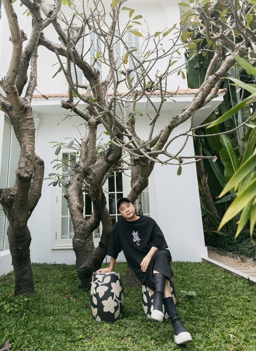 Nam thiết kế tâm sự, việc tạm biệt ngôi nhà cũ đã gắn bó gần 20 năm khiến bản thân chợt buồn, nhưng nhìn các con vui và háo hức, anh lại cảm thấy dịu lòng. Ảnh: FB Đỗ Mạnh Cường.