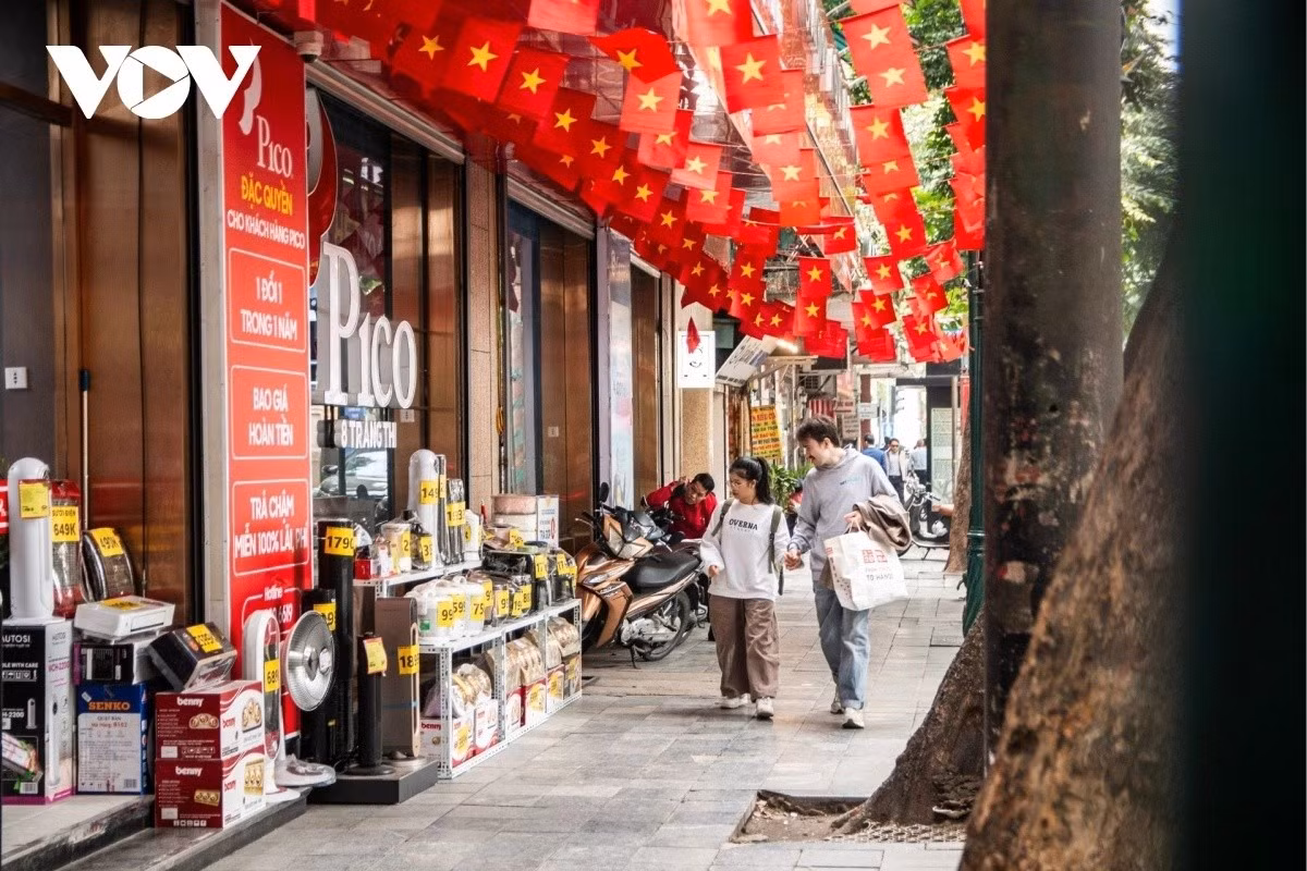 Trước đó, UBND TP Hà Nội yêu cầu các phường, xã triển khai lập lại trật tự đô thị đến hết quý I/2026 theo ba giai đoạn. Cụ thể, tuyên truyền, vận động và tháo dỡ vi phạm trước 31/12; tổng kiểm tra, xử lý triệt để vi phạm trước 30/1/2026; sau đó duy trì, phòng ngừa tái vi phạm để giữ vững trật tự, kỷ cương đô thị. Anh Hoài Nam (23 tuổi, trú phường Thanh Xuân, Hà Nội) chia sẻ: "Tôi có biết đến các chiến dịch dẹp vỉa hè tại Hà Nội, tuy nhiên không triệt để khi một thời gian các hàng quán lại bày bán bình thường. Thói quen ăn, uống vỉa hè là đặc trưng khi nhắc đến Hà Nội. Tuy nhiên, vẫn cần các quy định cụ thể để không ảnh hưởng đến không gian sinh hoạt công cộng của người dân và người đi bộ".