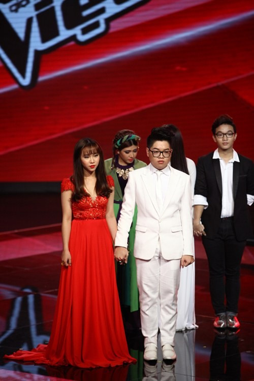 Trong bán kết Giọng hát Việt 2015, Đức Phúc vào chung kết, nhờ 55% bình chọn của Mỹ Tâm và 53% bình chọn khán giả, còn Bảo Uyên bị loại. Ảnh: Khám Phá.