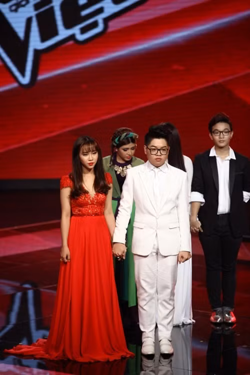 Trong bán kết Giọng hát Việt 2015, Đức Phúc vào chung kết, nhờ 55% bình chọn của Mỹ Tâm và 53% bình chọn khán giả, còn Bảo Uyên bị loại. Ảnh: Khám Phá.