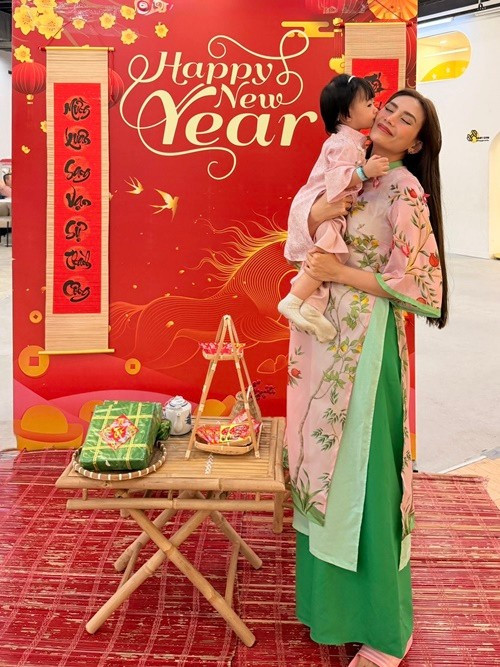 Từng ngủ 8 tiếng mỗi đêm, giờ chỉ cần nghe con cựa mình, Võ Hoàng Yến tỉnh giấc. "Cô gái từng thích làm móng, sắm sửa quần áo đẹp, giờ đây chỉ chăm chăm tìm mua đồ cho con. Cô gái từng nhịn ăn để giảm cân, giờ đây ăn cả thế giới, chỉ mong đủ sữa cho con. Cô gái từng ăn mặc chỉnh tề, trang điểm mỗi khi ra đường, giờ đây đầu bù tóc rối, quần áo dính đầy sữa", cô chia sẻ.