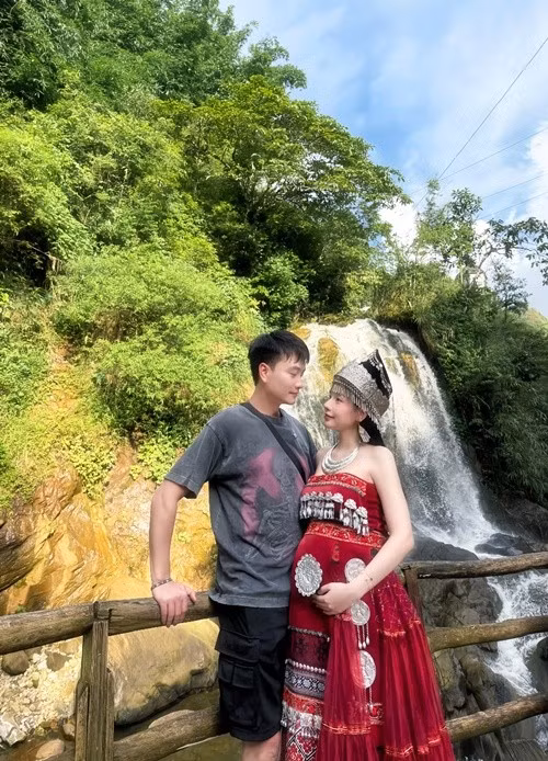 Vợ chồng Trọng Lân thông báo có con chung vào tháng 6/2025. Ảnh: FB Trọng Lân.