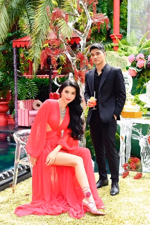 Chân dài sinh năm 1996 mở lại công ty vào năm 2022.