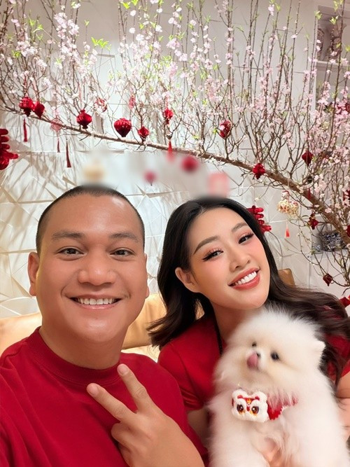 Khánh Vân và Nguyễn Long về chung một nhà vào tháng 12/2024. Sau khi kết hôn, nàng hậu nhiều lần bày tỏ sự trân trọng dành cho chồng vì sự thấu hiểu, chia sẻ và ủng hộ công việc của cô.