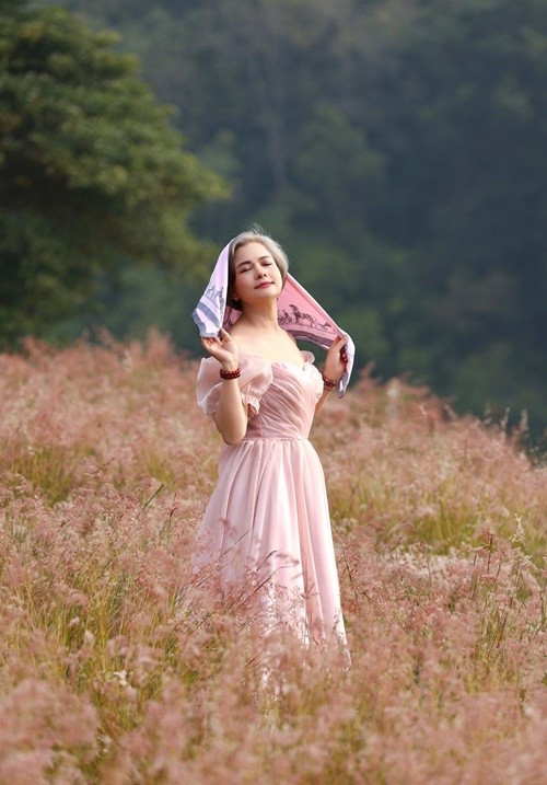 Nữ diễn viên bật mí, tuổi thanh xuân, cô cao 1m62, nặng 48kg. “Ngày ấy chăm lắc vòng và đi bộ nên eo rất đẹp”, Thu Quế bày tỏ.