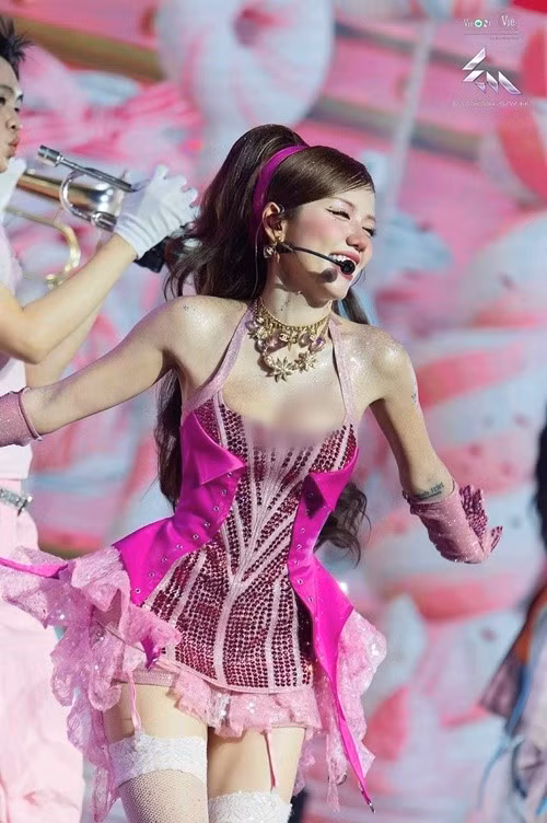 Màn trình diễn của em gái ca sĩ Phương Linh gây ấn tượng trong chung kết Em xinh say hi. Ảnh: FB Phương Ly.