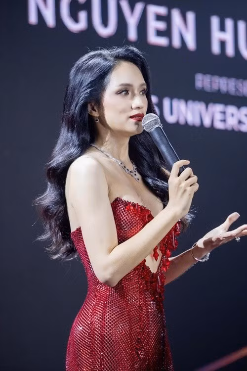 Hương Giang cho biết, trong 13 năm hoạt động trong showbiz, chưa ai nhường cho cô cơ hội nào, tất cả đều là nỗ lực của bản thân. “Tôi nghĩ ở tuổi 33, việc hỏi phụ nữ tại sao không dừng lại là không công bằng”, Hương Giang nói. Ảnh: Tiền Phong.