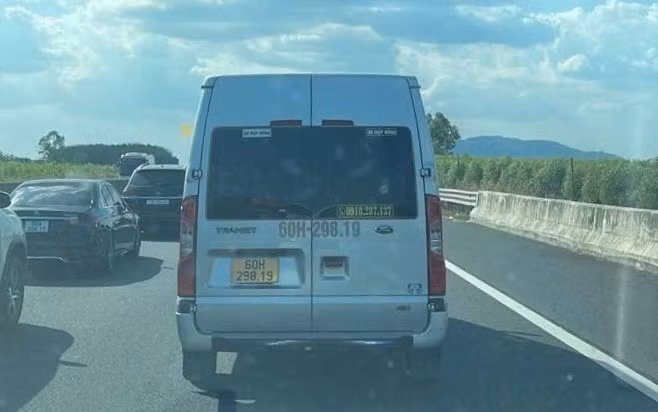 Phương tiện xếp hàng nhích từng chút trên cao tốc Phan Thiết - Dầu Giây (hướng về TPHCM). Ảnh do tài xế chia sẻ.