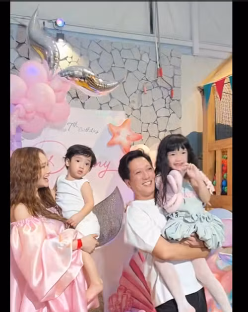 Nhã Phương nhắn nhủ ái nữ: "Chúc mừng sinh nhật 7 tuổi cô nhóc tháng 1 của mẹ. Mong con luôn giữ nụ cười tươi và trái tim ấm áp như bây giờ. Ba mẹ và cả gia đình mình thương chị hai Tiny nhiều lắm. Hy vọng những khoảnh khắc hạnh phúc bên gia đình và bạn bè hôm nay sẽ là hành trang quý giá nhất, nhắc con nhớ rằng mình luôn được mọi người yêu thương".