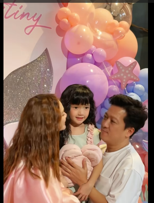 Vợ chồng Nhã Phương trang trí bữa tiệc sinh nhật rất nhiều bong bóng, chủ đề đại dương cho tiệc sinh nhật của bé Destiny.