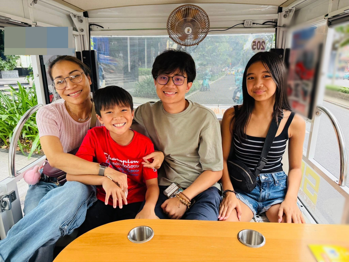 “Gia đình là nơi mình có thể yếu đuối mà không bị phán xét, là chốn để trở về, dù có đi xa đến đâu. Gia đình là tiếng cười của con, là ánh mắt của chồng, là vòng tay của người yêu thương mình những điều tưởng chừng nhỏ bé, nhưng lại là cả thế giới đối với tôi”, Hồng Ngọc trải lòng. Ảnh: FB Hồng Ngọc.