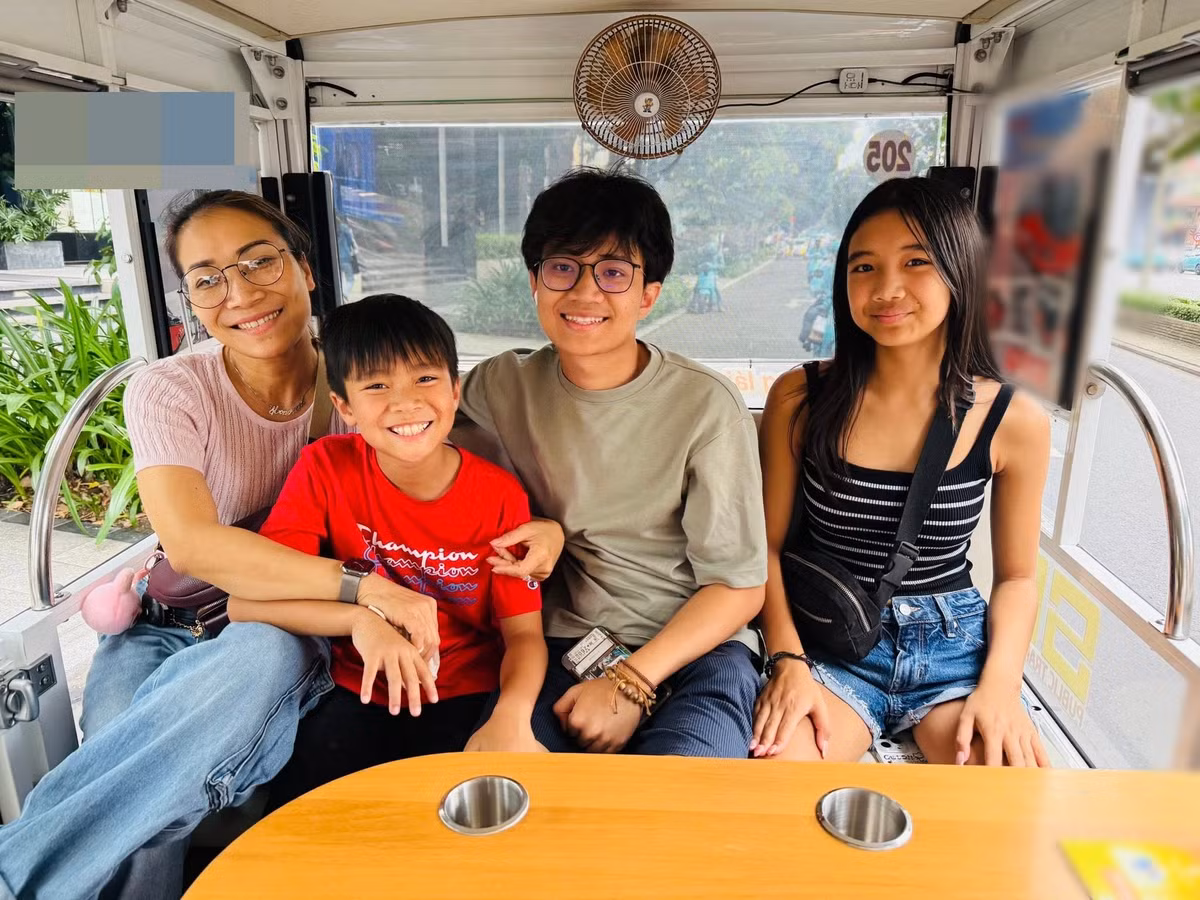 “Gia đình là nơi mình có thể yếu đuối mà không bị phán xét, là chốn để trở về, dù có đi xa đến đâu. Gia đình là tiếng cười của con, là ánh mắt của chồng, là vòng tay của người yêu thương mình những điều tưởng chừng nhỏ bé, nhưng lại là cả thế giới đối với tôi”, Hồng Ngọc trải lòng. Ảnh: FB Hồng Ngọc.