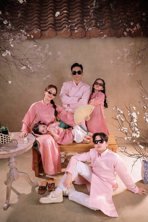 Những khoảnh khắc đời thường của gia đình Khánh Thi – Phan Hiển luôn toát lên sự ấm áp, nơi niềm vui đến từ những điều giản dị bên con trẻ. Ảnh: FB Kubi Anna Lisa.