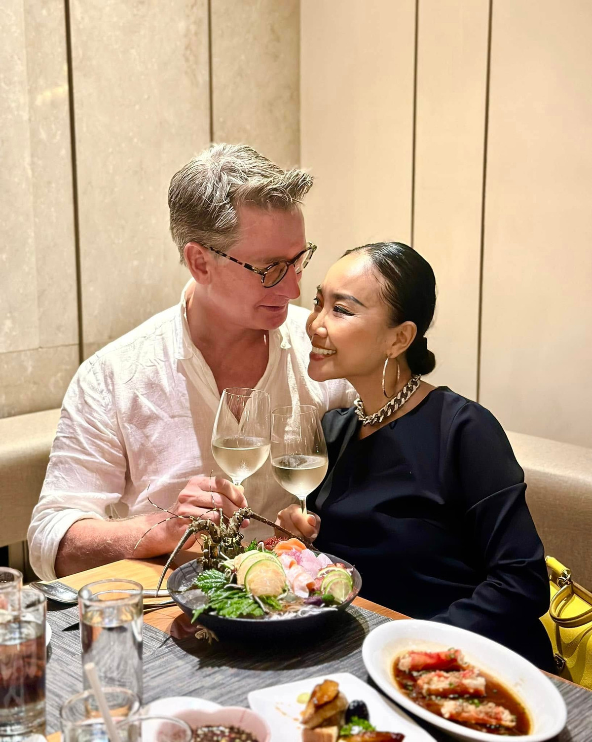 Khi Đoan Trang thất tình vì bạn trai cũ là bác sĩ ở Mỹ, Johan Wicklund gọi điện hỏi thăm sau 8 năm quen biết. Sau cuộc gọi này, cả hai bắt đầu yêu và tiến tới kết hôn vào năm 2012. Ảnh: FB Đoan Trang.