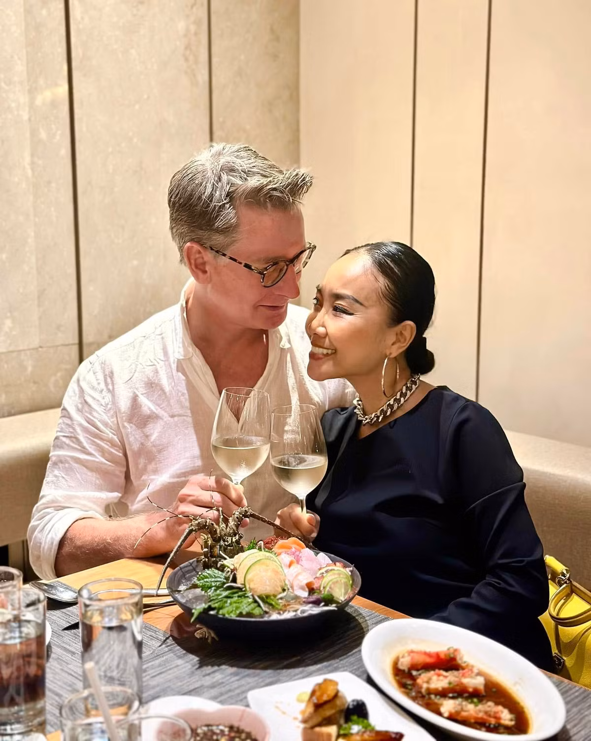 Khi Đoan Trang thất tình vì bạn trai cũ là bác sĩ ở Mỹ, Johan Wicklund gọi điện hỏi thăm sau 8 năm quen biết. Sau cuộc gọi này, cả hai bắt đầu yêu và tiến tới kết hôn vào năm 2012. Ảnh: FB Đoan Trang.