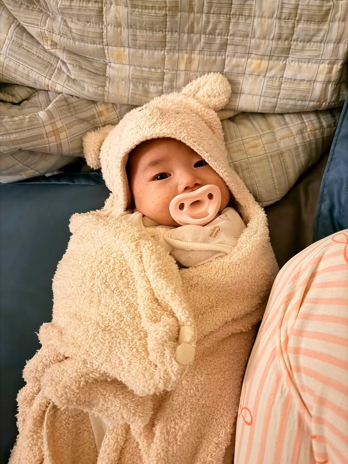 Bé Cheri được nhiều người nhận xét là thừa hưởng nét duyên dáng của mẹ, càng ngắm càng thấy yêu.