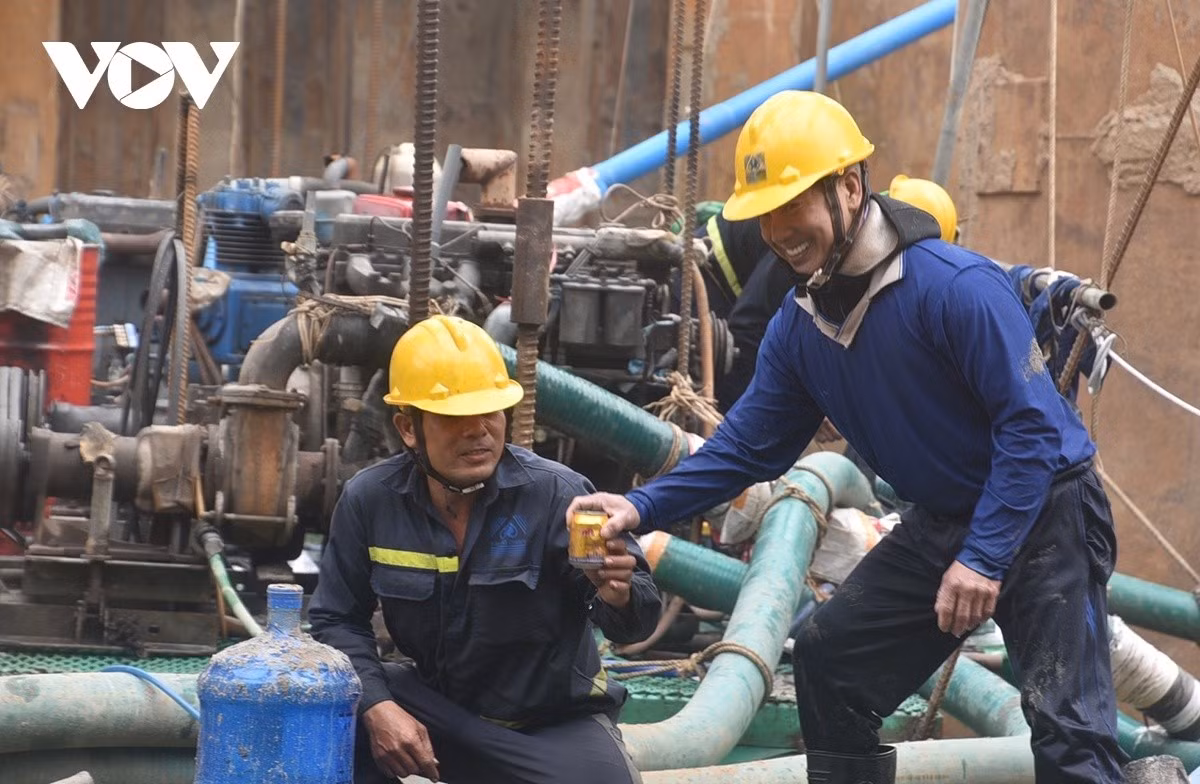 Chia sẻ những lon nước sau những giờ lặn.