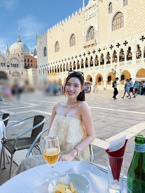 Đỗ Thị Hà gợi cảm với váy cúp ngực trong chuyến du lịch. Ảnh: FB Đỗ Thị Hà.