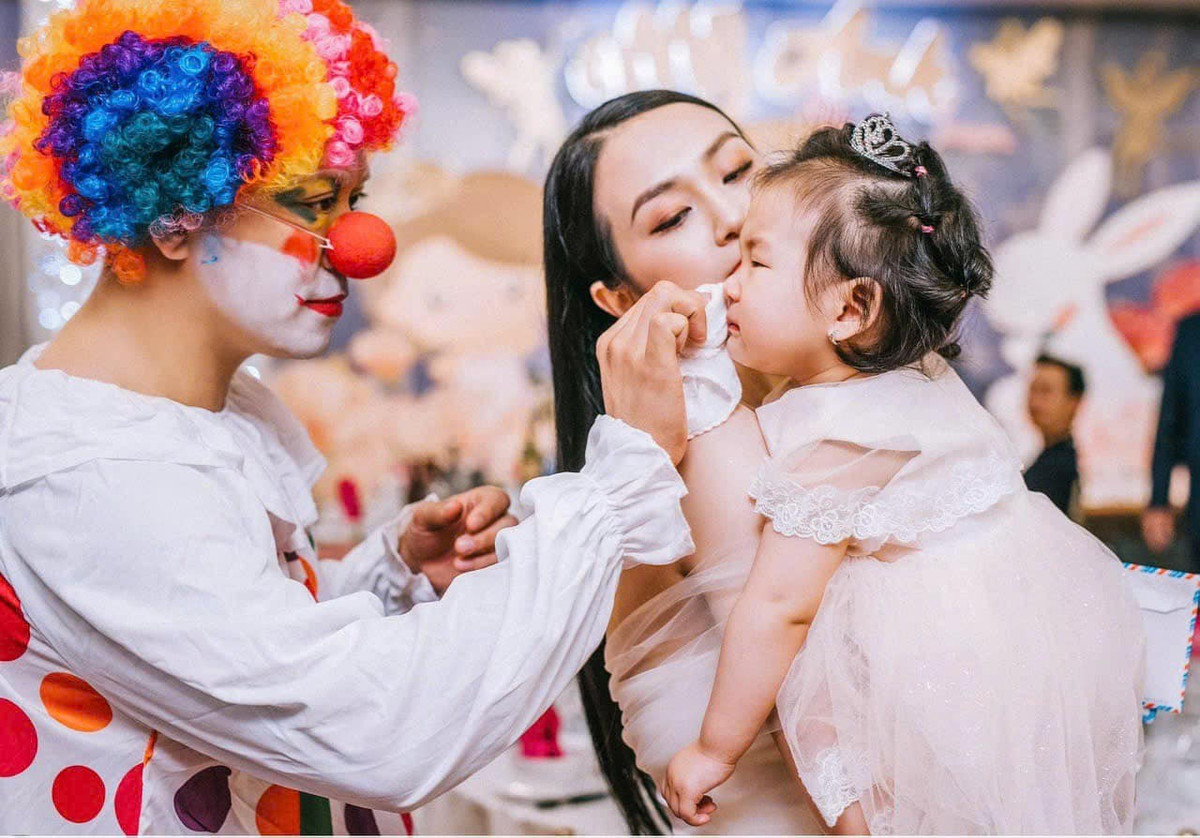 Trên mạng xã hội, nam ca sĩ thường chia sẻ những khoảnh khắc đời thường giản dị bên vợ con, khác với hình ảnh gai góc quen thuộc khi đứng trên sân khấu.