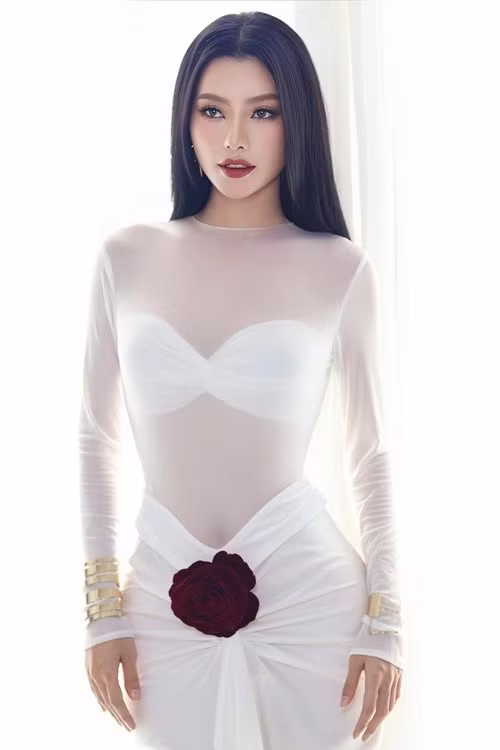 Hoàng Nhung kinh doanh từ khi còn rất trẻ. Cô chia sẻ trên Vietnamnet, cô khởi nghiệp ở tuổi 21. Tuy nhiên, người đẹp gặp thất bại chỉ sau hơn 1 năm.