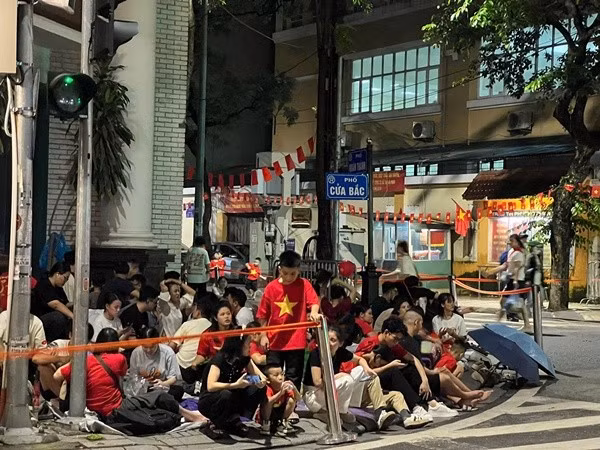 Không khí dù chưa quá đông đúc nhưng đã bắt đầu rộn ràng với những tiếng trò chuyện, tiếng cười xen lẫn sự háo hức.