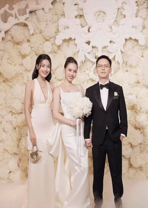 Á hậu Minh Thư khoe vẻ gợi cảm bên Tâm Như. Ảnh: FB Minh Thư.