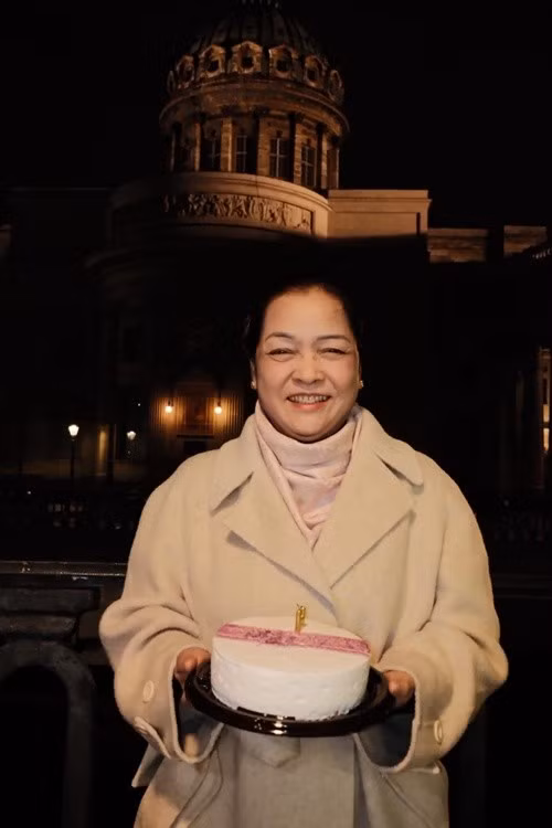 Mẹ đẻ của Hòa Minzy tươi rói đón tuổi mới bên gia đình.