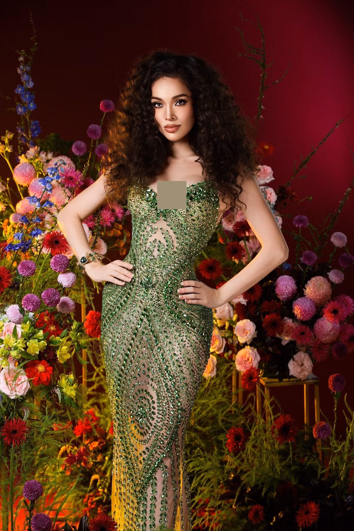 Đại diện Mexico - Francia Cortes khoe vẻ quyến rũ với trang phục dạ hội xuyên thấu.