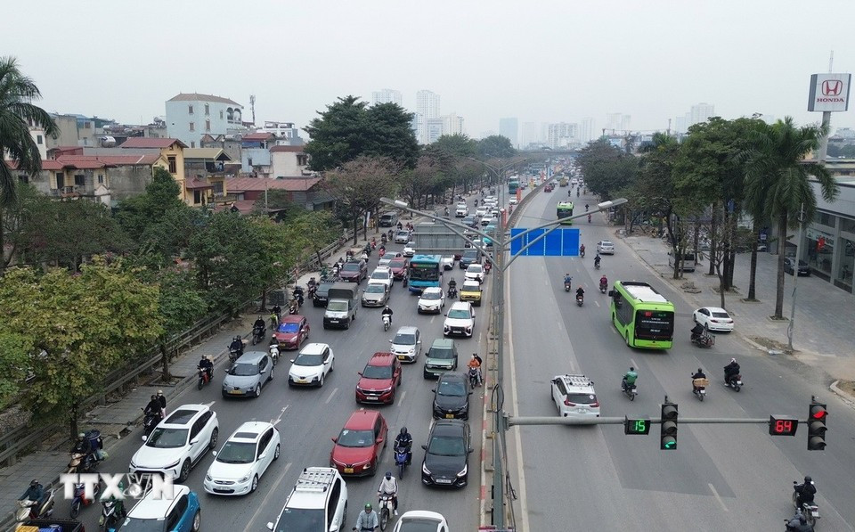 Quốc lộ 1A cũ các phương tiện đông đúc ngày từ sáng 4/1. (Ảnh: Quốc Khánh/ TTXVN)