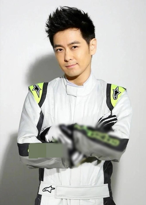 Lâm Chí Dĩnh rất đam mê đua xe. Theo Tiền Phong, tháng 5/2023, nam diễn viên cầm lái, trở lại đường đua sau 10 tháng bị tai nạn xe nghiêm trọng. Ảnh: Tiền Phong.