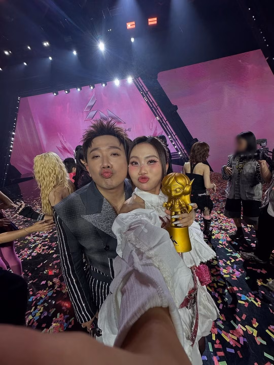 Nữ ca sĩ nhắn nhủ Trấn Thành: "Cảm ơn thầy Trấn Thành đã dẫn dắt chúng con/ chúng em". Ảnh: Instagram Phương Mỹ Chi.