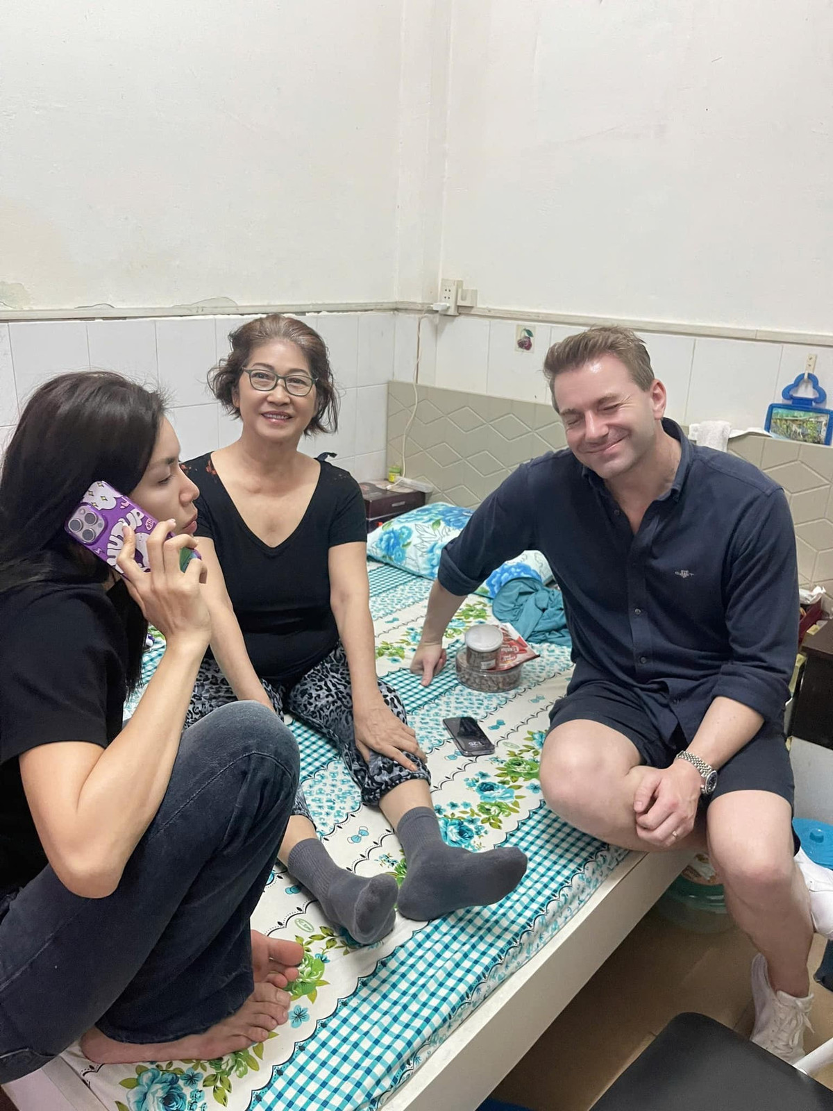 Theo Vietnamnet, chồng Minh Tú đã cố gắng lặp lại chuẩn các từ như "sức khỏe", "năm mới" khi chúc Tết mẹ vợ. Ảnh: FB Minh Tú.