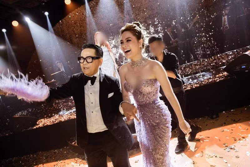 Thái Công phủ nhận “nghỉ chơi” với Đoàn Di Băng. Saostar dẫn lời nam thiết kế: “Các video quay cùng Di Băng vẫn còn công khai trên YouTube và TikTok của tôi. Cứ khoảng 3 đến 4 tháng đội ngũ quản lý ẩn bớt một số bài cũ trên trang Facebook cá nhân của tôi, không riêng gì với Di Băng, để giúp định hướng nội dung và tập trung vào các bài viết mới (nhưng những hình ảnh trong 'album' vẫn còn xem được)”. Ảnh: FB Đoàn Di Băng.