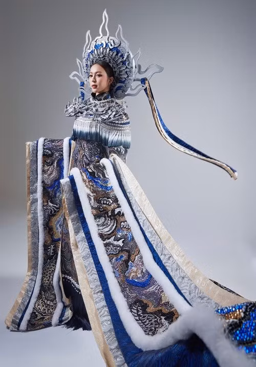 Trong phần thi National Costume ở Miss International 2025, Kiều Duy trình diễn bộ trang phục văn hoá dân tộc mang tên Cửu Long Ẩn Vân. Đây là thiết kế tác giả Nguyễn Song Huy thuộc team mentor Văn Thành Công và Vũ Việt Hà.